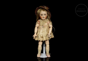 Muñeca de porcelana UNIS France, con sello 