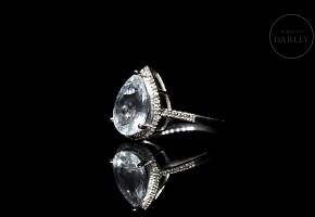 Anillo en oro blanco de 18 kt con aguamarina y diamantes
