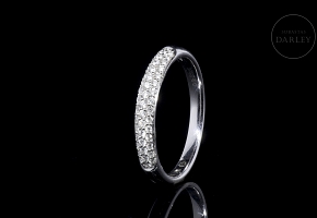 Media alianza de oro blanco de 18K y diamantes