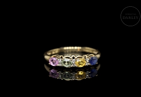 Anillo de oro amarillo de 9 kt con gemas de colores y diamantes
