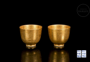 Pair of gold-coloured porcelain cups, marked Kangxi