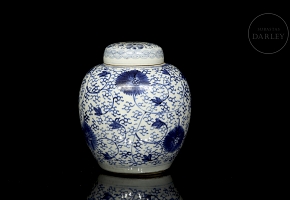 Blue and white glazed porcelain Tibor ‘Chrysanthemums’, 20th century