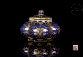 Small porcelain water container ‘Lotus’, with Qianlong mark