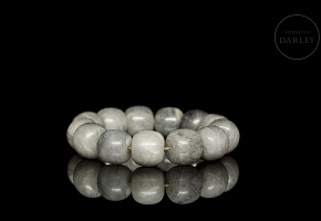 Bracelet with thirteen greyish jade beads, 20th century