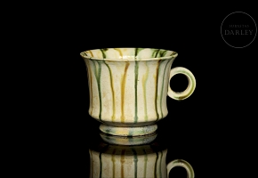 Taza de loza con esmalte tricolor 