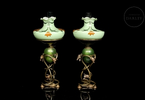 Pareja de quinqués de vidrio y bronce Art Noveau, Europa, c. 1900