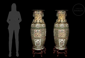 Pair of large pink family vases ‘Birds’, Canton, 20th century