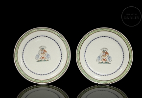 Pareja de platos de porcelana