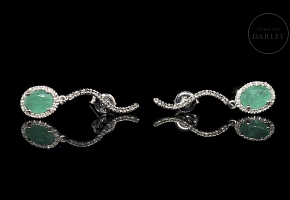 Pendientes de oro blanco de 18K con esmeraldas y diamantes