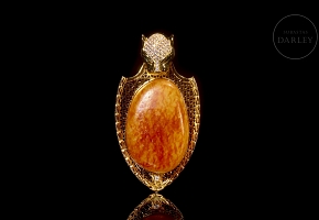 Gold-plated silver and Hetian jade pendant “Feline,” Qing dynasty