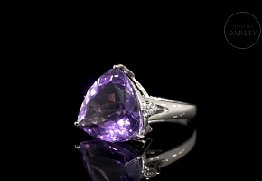 Anillo en oro blanco de 18 kt con amatista y diamantes