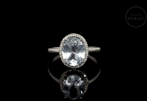 Aquamarine and diamond ring in 18k white gold