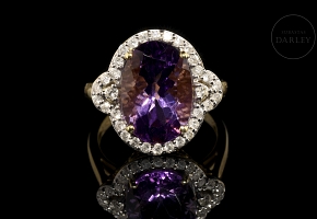 Anillo con amatista y diamantes en oro amarillo de 18K