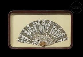 Abanico con varillaje de madera y abaniquera, s.XX