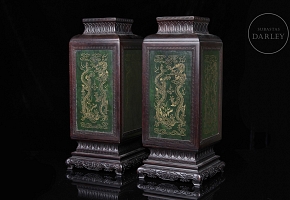Pair of ‘Dragons and Pearl’ lamps in spinach green jade and wood, Qing dynasty