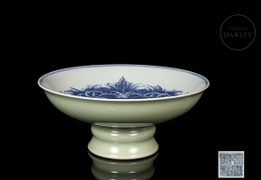 Porcelain footed bowl “Sohu,” with Qianlong seal