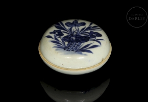Blue and white porcelain box, ‘Lotus and Water Lilies,’ Qing dynasty