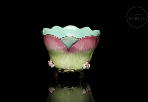 Small glazed porcelain bowl “Flower,” with Qianlong seal