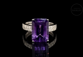 Anillo de oro blanco de 18K con amatista y diamantes