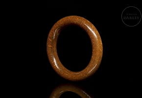 Brazalete tallado de tonalidad ámbar, s.XX