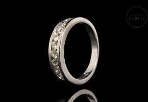 Media alianza en oro blanco de 18k y diamantes