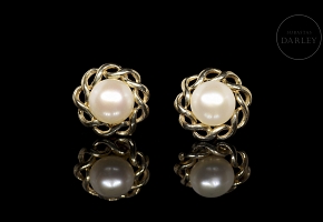 Yellow gold earrings with pearls
