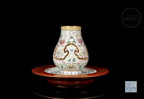 Porcelain vase with famille rose enamels, with Qianlong seal