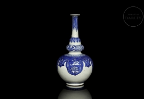 Blue and white porcelain bottle with floral motifs, Qing dynasty