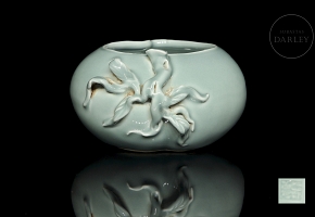 Glazed porcelain container ‘Peaches’, with Qianlong mark