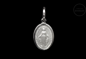 18k white gold ‘Madonna’ medal
