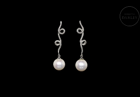 Earrings in 18k white gold with white pearls and diamonds.