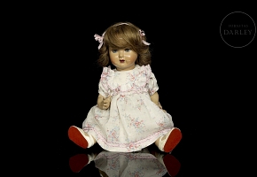 Muñeca clásica Mariquita Pérez en cartón piedra, con vestido floral, España, c. 1945-1952