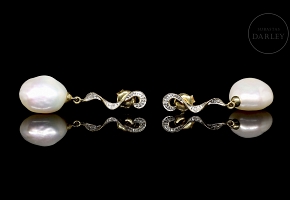 18k yellow gold earrings with pearl and diamonds