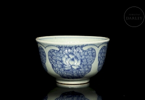Blue-and-white porcelain bowl ‘Lotuses’, Qing Dynasty