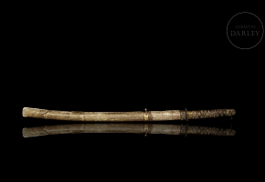 Antigua katana japonesa con vaina