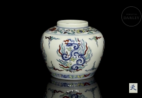 Small polychrome porcelain jar ‘Phoenix’, marked Tianqi