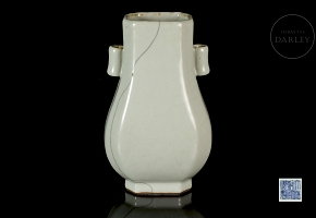 Ceramic “Guan” vase with celadon glaze, with Qianlong seal
