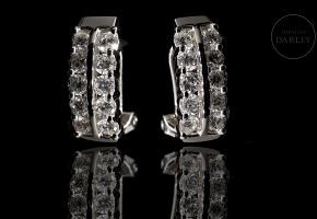 Par de pendientes en oro blanco de 18K y diamantes