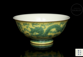 Polychrome porcelain bowl ‘Dragons’, Qing dynasty