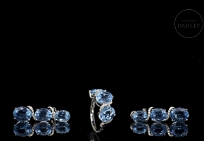 Conjunto de anillo y pendientes en oro blanco de 18k con topacios