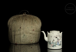 Glazed porcelain teapot ‘Ladies’ with protection bag, Qing dynasty
