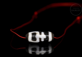 Two-color carved agate Dzi bead, Tang dynasty