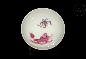 Small glazed porcelain cup ‘Lion with ball’, with Yongzheng seal