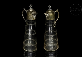 两只维多利亚风格的酒壶，19世纪。