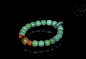 Twenty-one turquoise and agate bead bracelet, 20th century