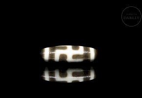Agate Dzi bead ‘Swastika Cross’, Tang dynasty