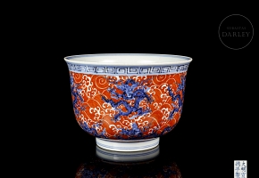 Glazed porcelain bowl “Dragons,” with Xuande seal