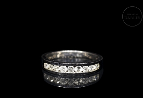 Media alianza en oro blanco de 18 kt con diamantes