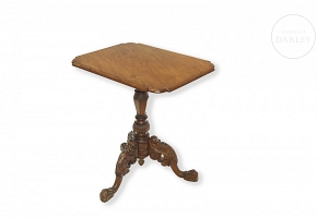 雕花木质边桌，19世纪后期