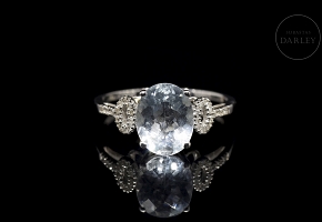 Anillo en oro blanco de 18k con aguamarina y diamantes